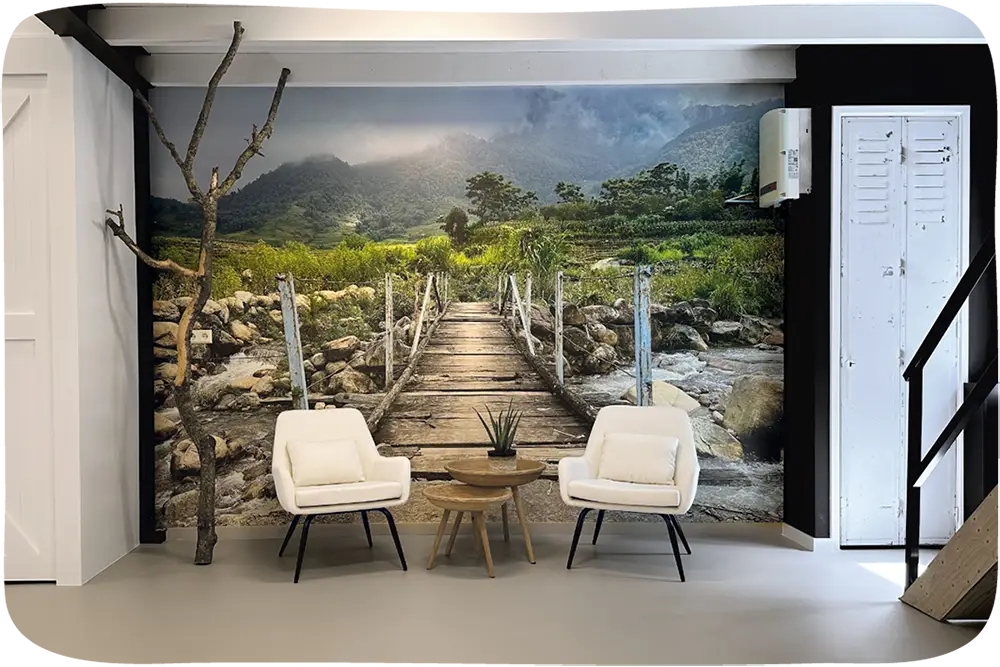 Recht vooraanzicht van een moderne ontvangstruimte met een kamerhoge en naadloze wandwrap gemaakt van een eigen vakantiefoto van rijstterrassen in Vietnam.