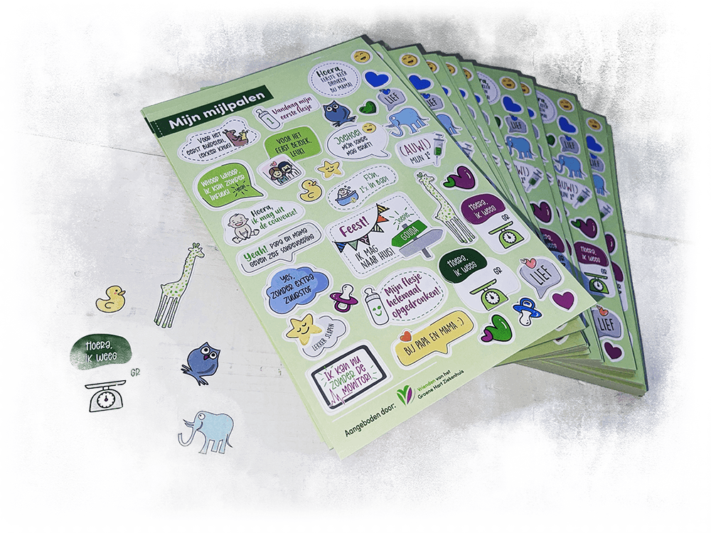 Een stapel vrolijke groene stickervellen met de titel Mijn mijlpalen, ontworpen met cartoons van dieren en tekstballonnen voor baby's in het ziekenhuis.