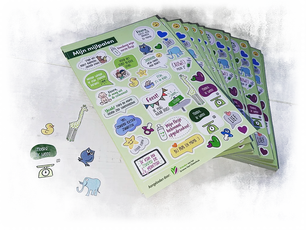 Een stapel vrolijke groene stickervellen met de titel Mijn mijlpalen, ontworpen met cartoons van dieren en tekstballonnen voor baby's in het ziekenhuis.