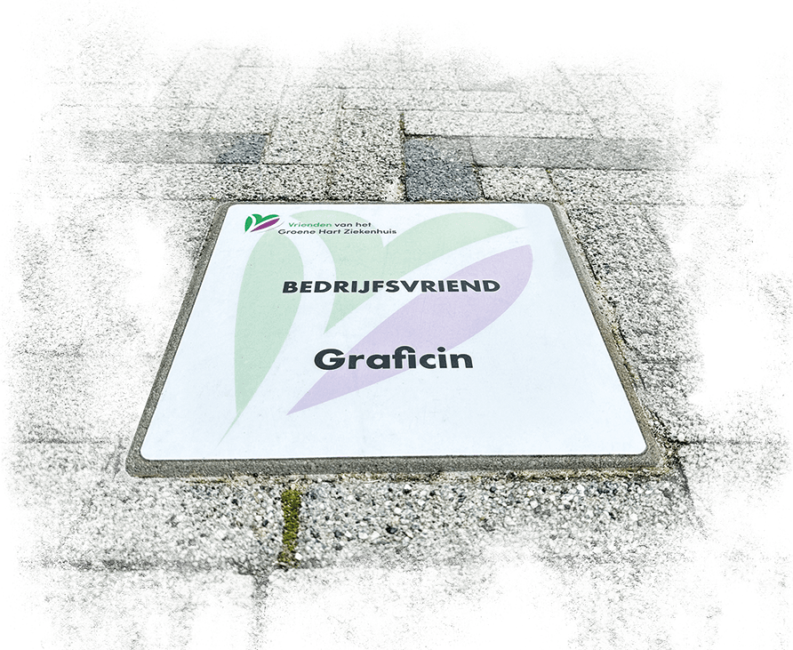 en speciale tegel in de bestrating met het logo van Vrienden van het Groene Hart Ziekenhuis en de tekst Bedrijfsvriend Graficin.