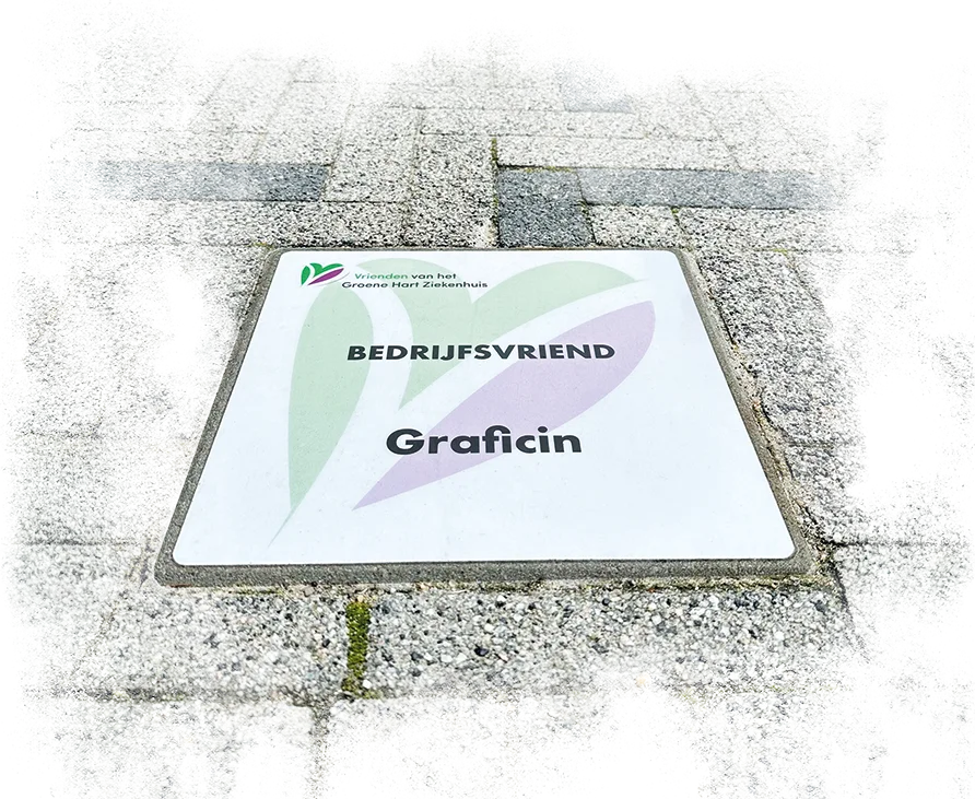 en speciale tegel in de bestrating met het logo van Vrienden van het Groene Hart Ziekenhuis en de tekst Bedrijfsvriend Graficin.