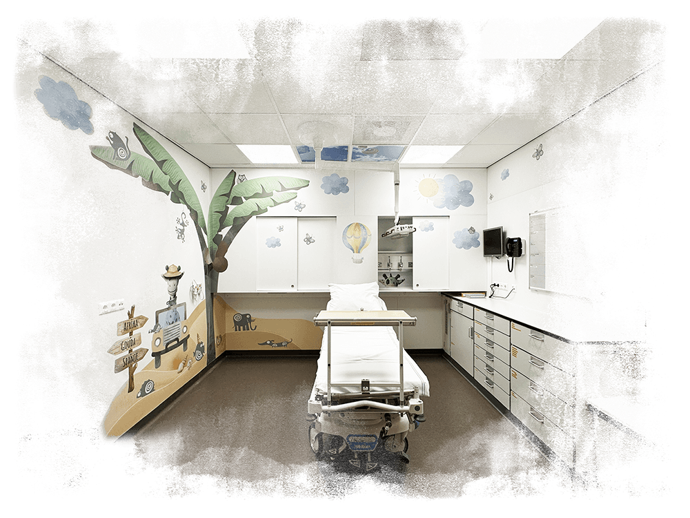 Vrolijke muurbestickering met een grote boom en safaridieren in de acute kinderkamer van het Groene Hart Ziekenhuis.