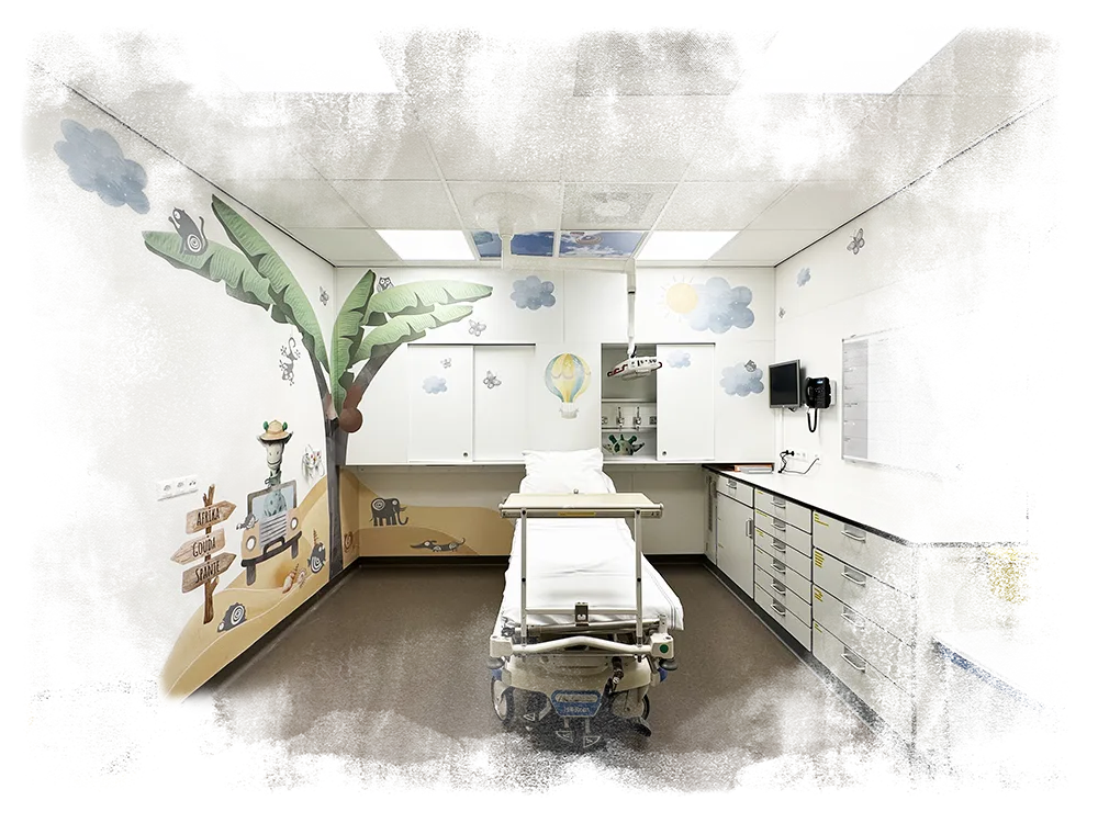 Vrolijke muurbestickering met een grote boom en safaridieren in de acute kinderkamer van het Groene Hart Ziekenhuis.