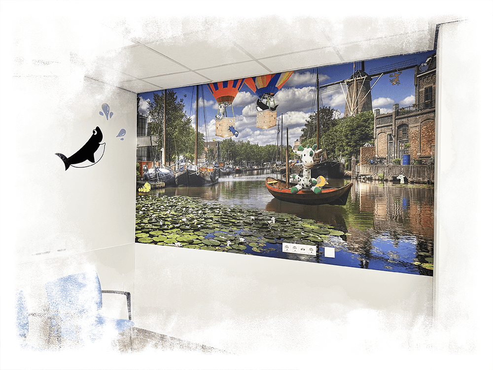 Kleurrijke muurprint in een behandelkamer van het Groene Hart Ziekenhuis met een Hollands grachtentafereel vol verstopte dieren.