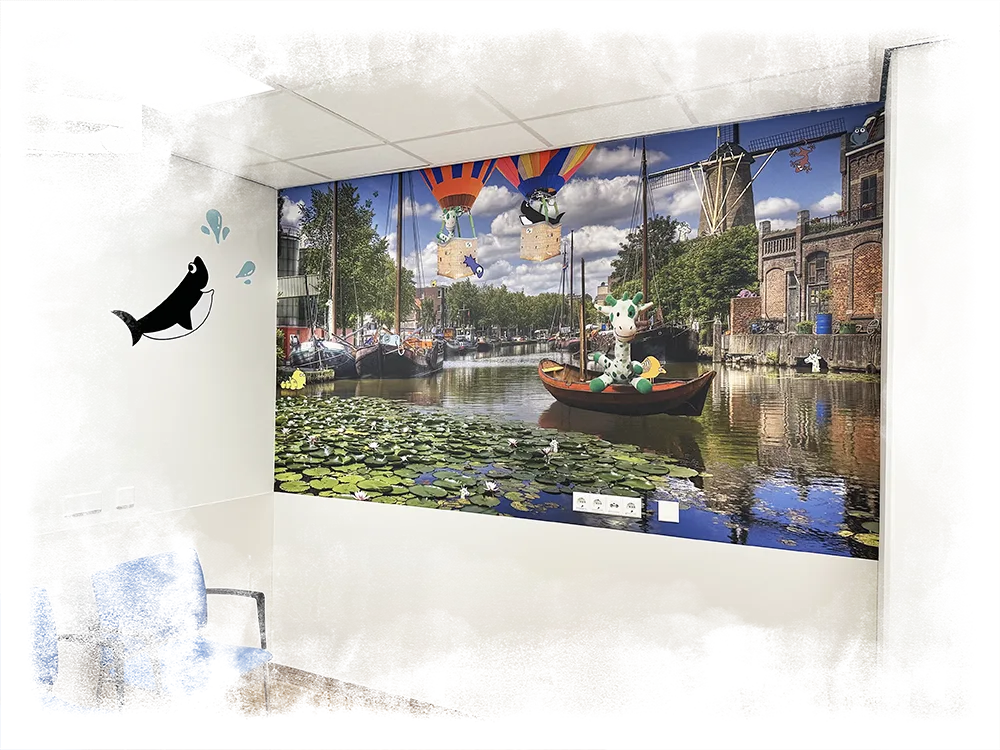 Kleurrijke muurprint in een behandelkamer van het Groene Hart Ziekenhuis met een Hollands grachtentafereel vol verstopte dieren.