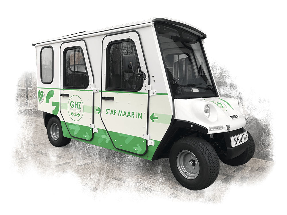Gewrapte shuttlebus van het Groene Hart Ziekenhuis met groene bestickering en de tekst Stap maar in.