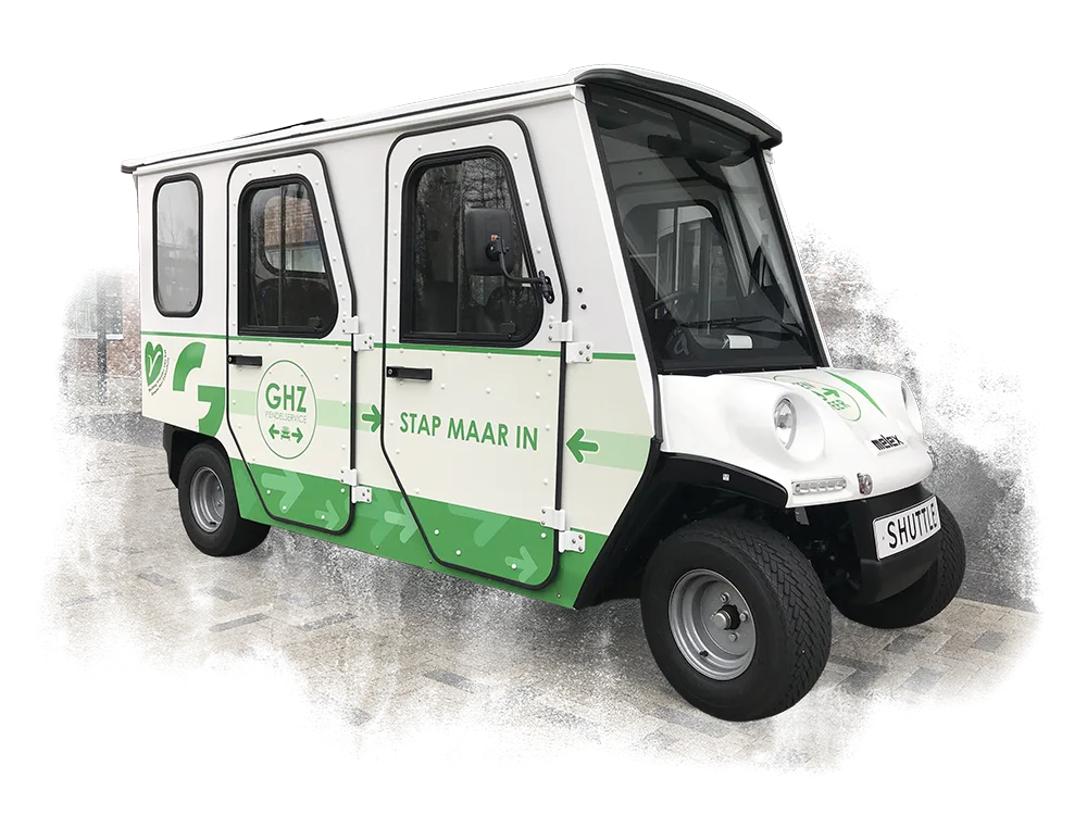 Gewrapte shuttlebus van het Groene Hart Ziekenhuis met groene bestickering en de tekst Stap maar in.