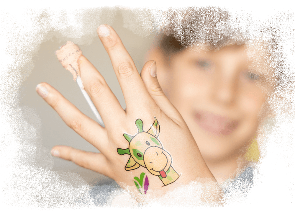 Een kind dat trots zijn hand laat zien met een vrolijke plaktattoo van Freek de Giraffe en het logo van Vrienden van het Groene Hart Ziekenhuis.