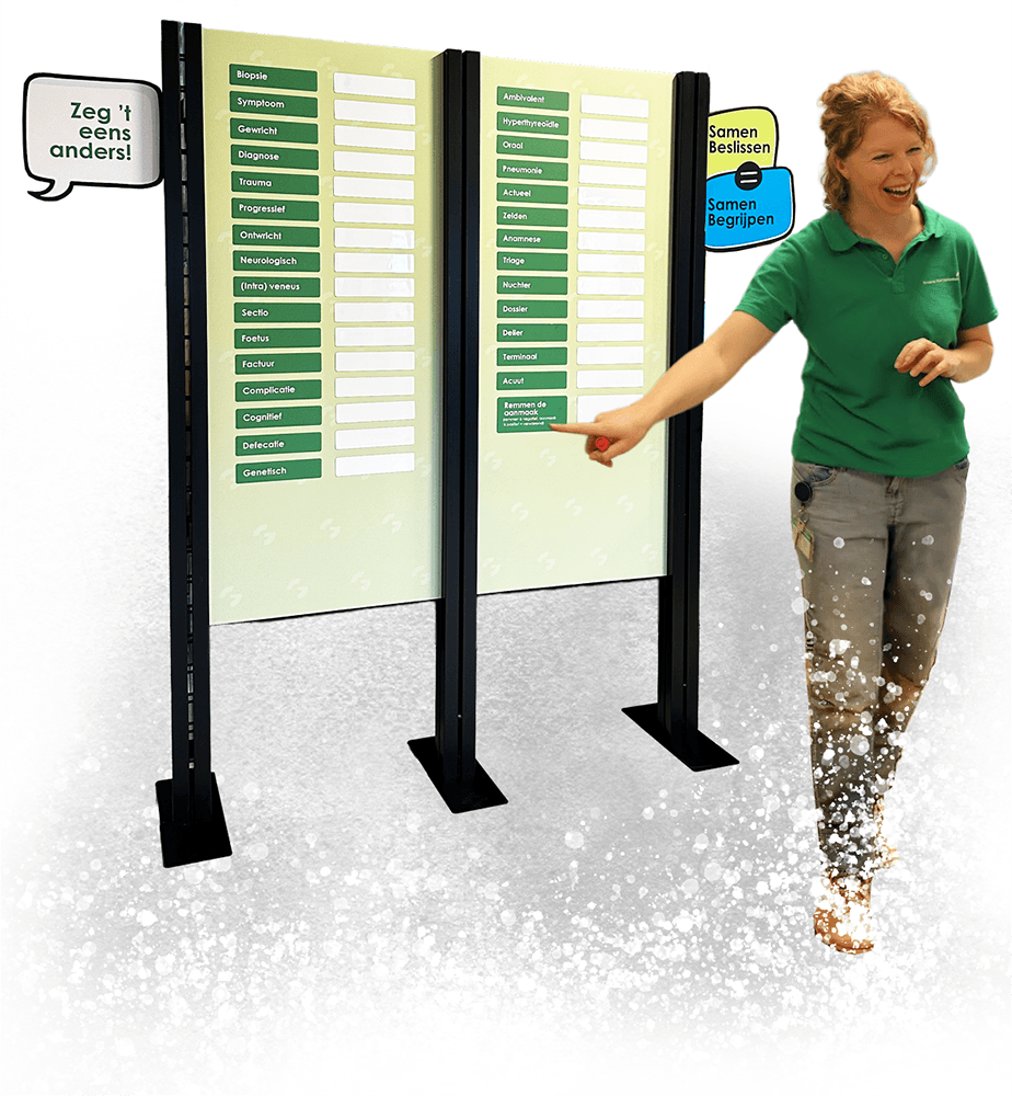 Een verplaatsbare wand van het Groene Hart Ziekenhuis met de tekst Zeg 't eens anders!, voorzien van een lijst met medische termen en witte whiteboard magneetplaatjes voor patiëntenvertalingen.